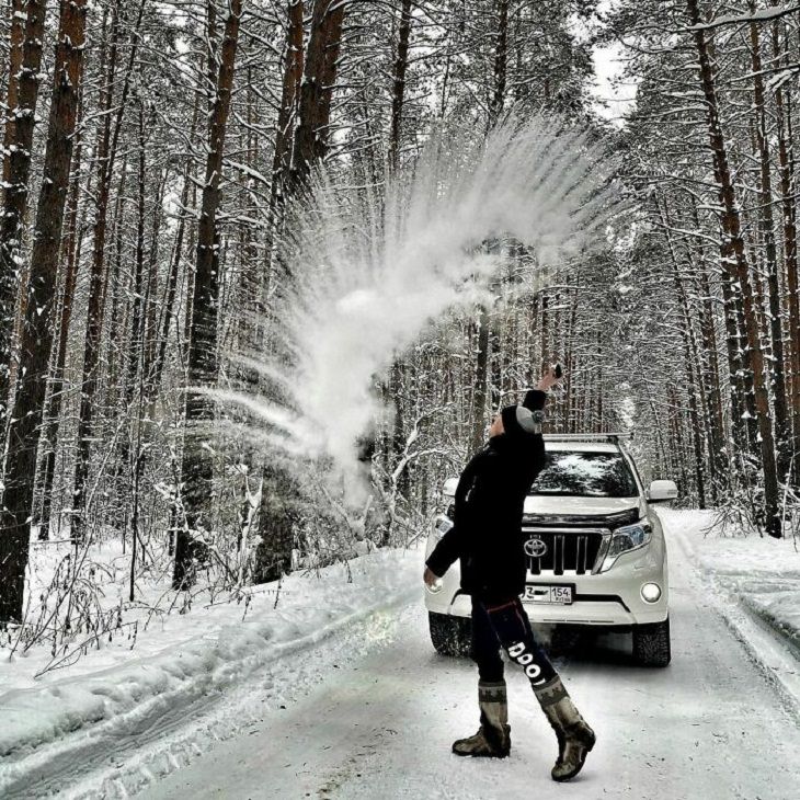 Temporada De Invierno Hombre aventando un puñado de nieve