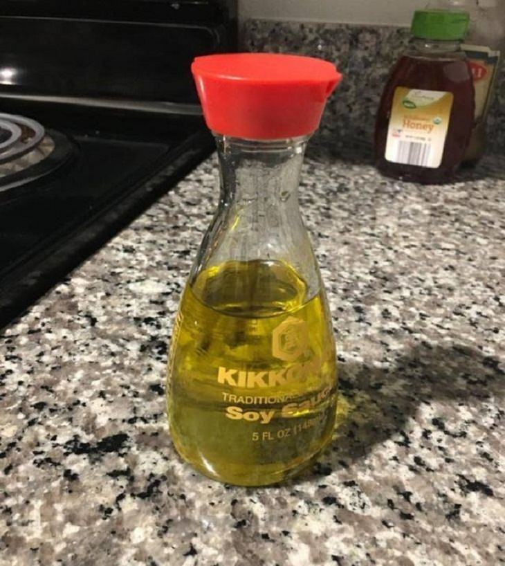 Trucos De Cocina Poner el aceite de cocina en un recipiente de salsa de soya te ayudará a rociarlo más fácilmente