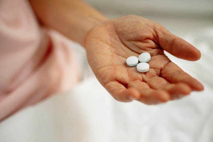 Tomar aspirina para prevenir el derrame cerebral, puñado de pastillas