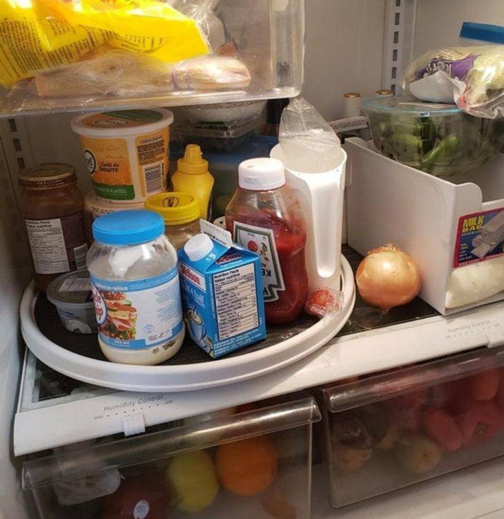 Trucos De Cocina Coloca una bandeja giratoria en tu refrigerador