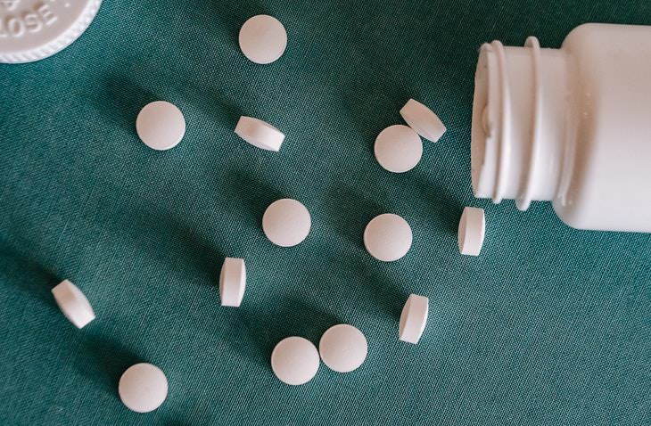 Tomar aspirina para prevenir el derrame,frasco y pastillas