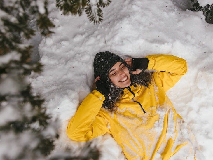 Aceites Esenciales y Sus Efectos En El Sistema Inmune Mujer acostada en la nieve