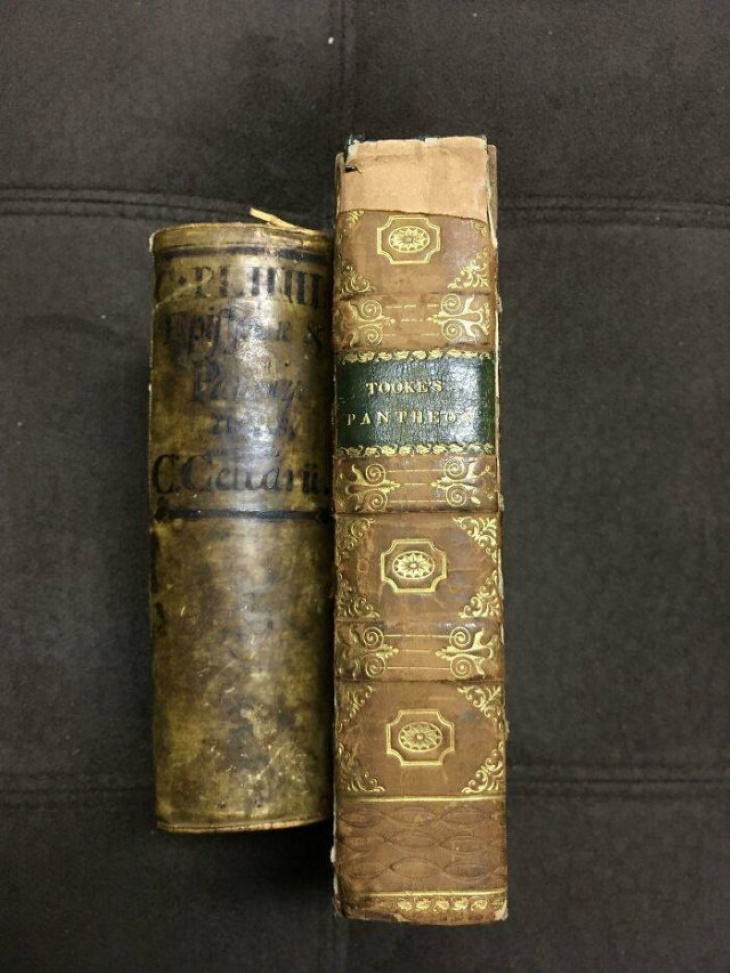 Objetos Antiguos  las cartas de Plinio el Joven (1711, izquierda) y Mitología griega (1771, derecha)