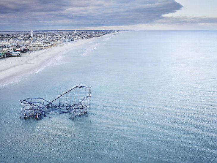 Ilusiones ópticas, una montaña rusa movida hacia el mar por el huracán Sandy