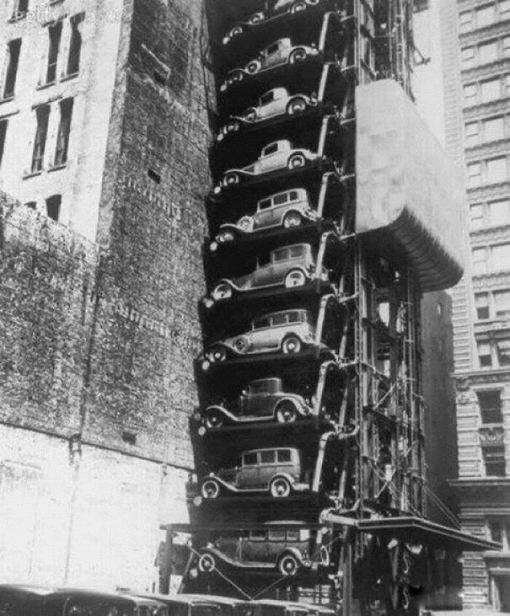 Un ascensor de coches en Chicago, alrededor de 1936