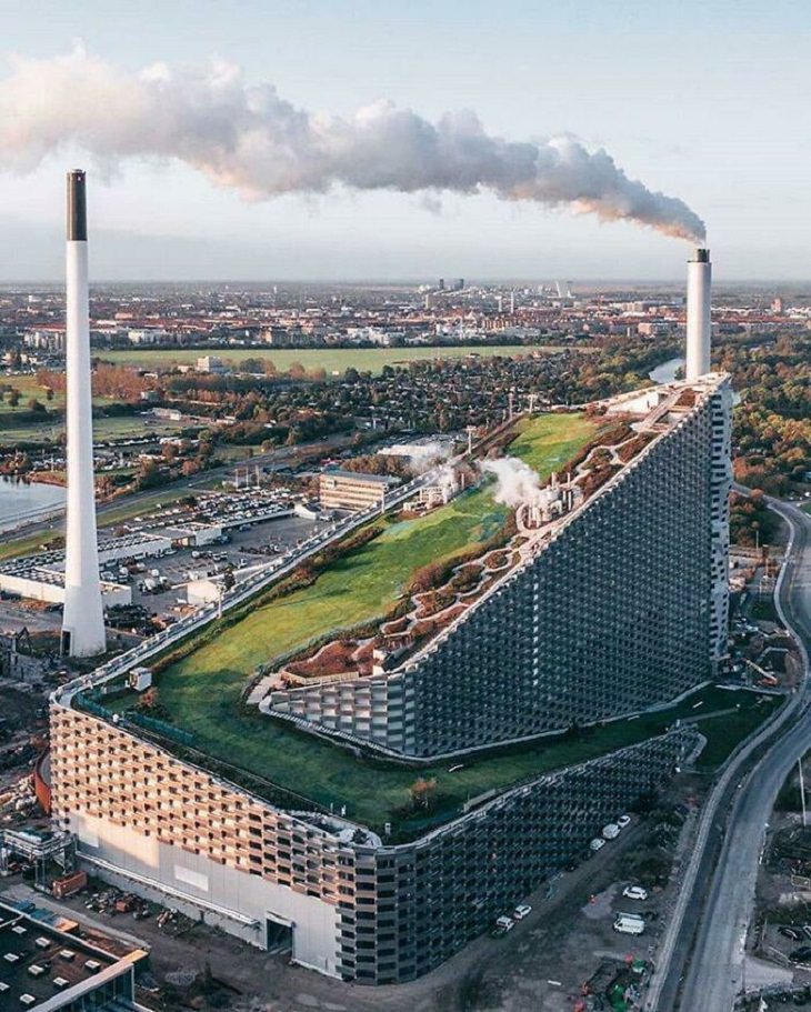 Amager Bakke (Amager Hill), una planta de conversión de residuos en energía en Copenhague, Dinamarca