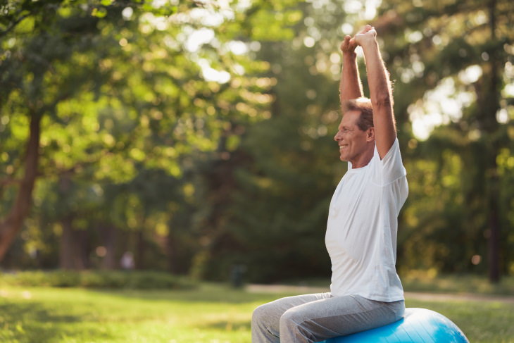 Ejercicios De Equilibrio y Movilidad Para Adultos Mayores Postura de los brazos levantados (Urdhva Hastasana)