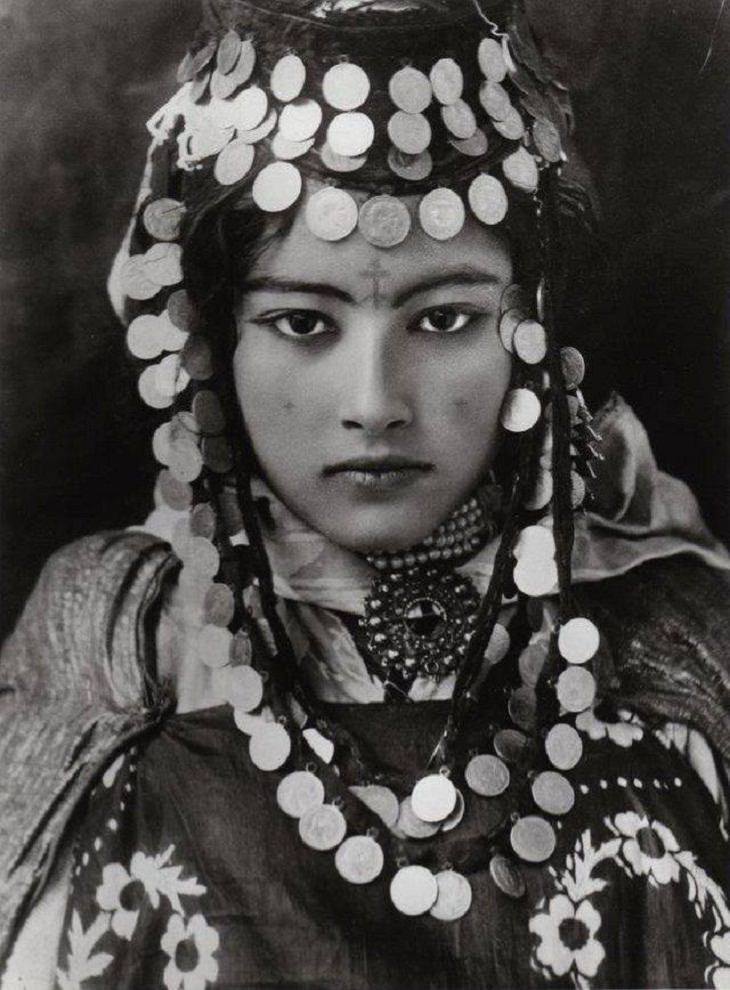 Fotos antiguas,  mujer de la tribu Ouled Nail 