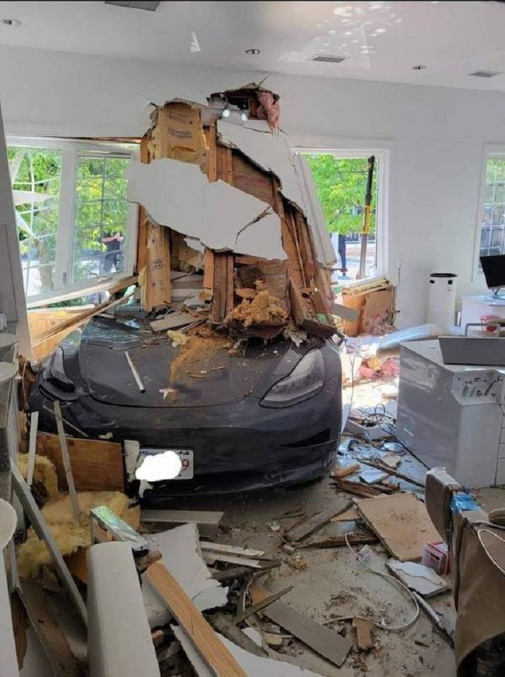 Fallos en la conducción Auto destruye una tienda