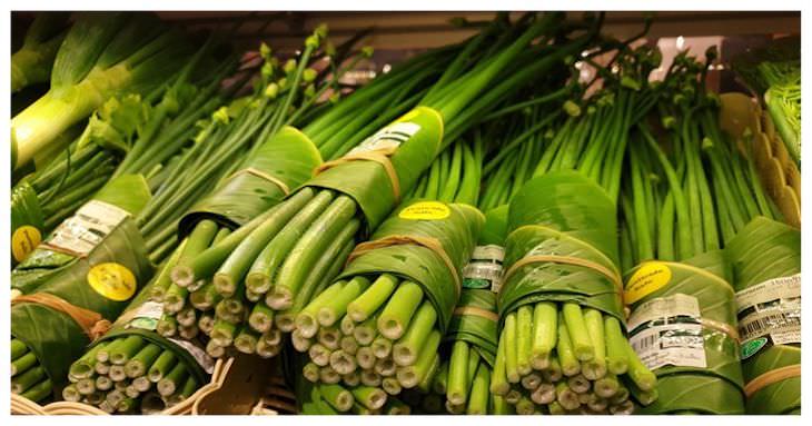 Peculiaridades en los supermercados de todo el mundo hojas de plátano como envoltura