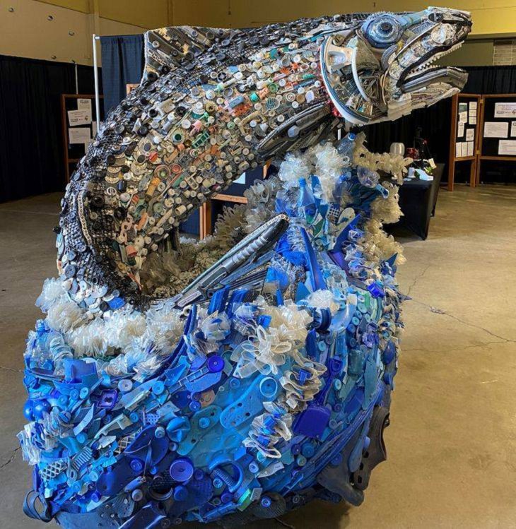  Obras De Arte Recicladas Nora el Salmón hecho con basura encontrada en las playas