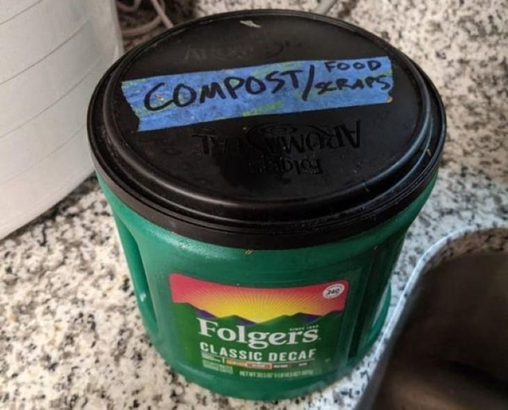 Soluciones Creativas usa una lata de café vacía para almacenar los restos de comida 