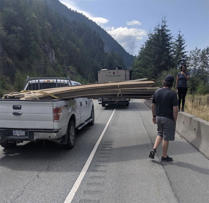 Camioneta carga madera