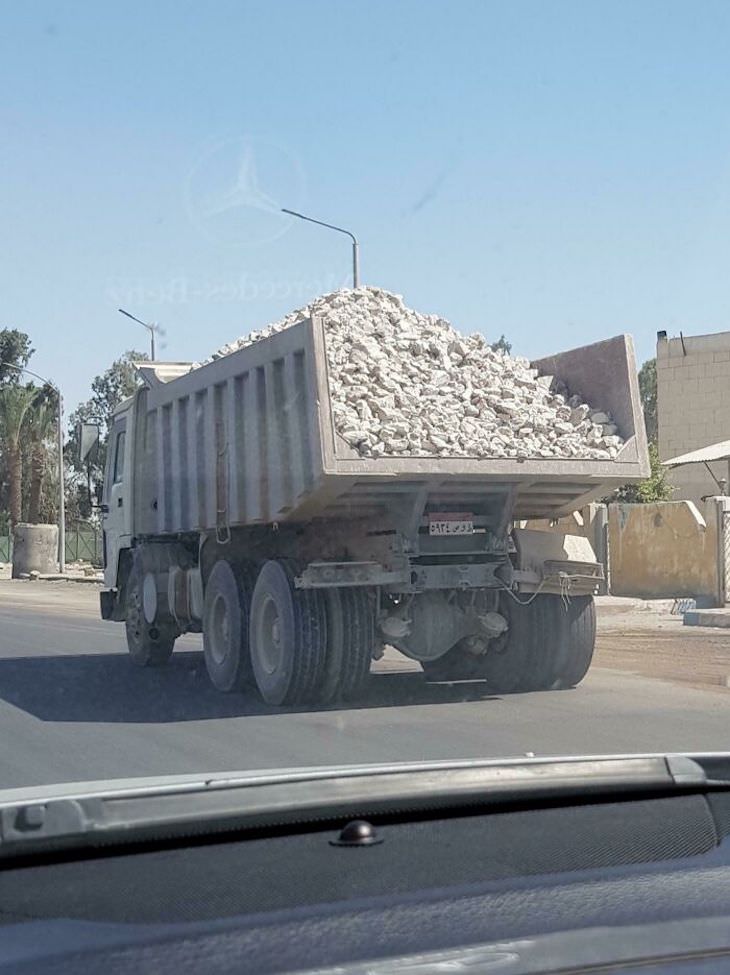 Camión de carga con piedras