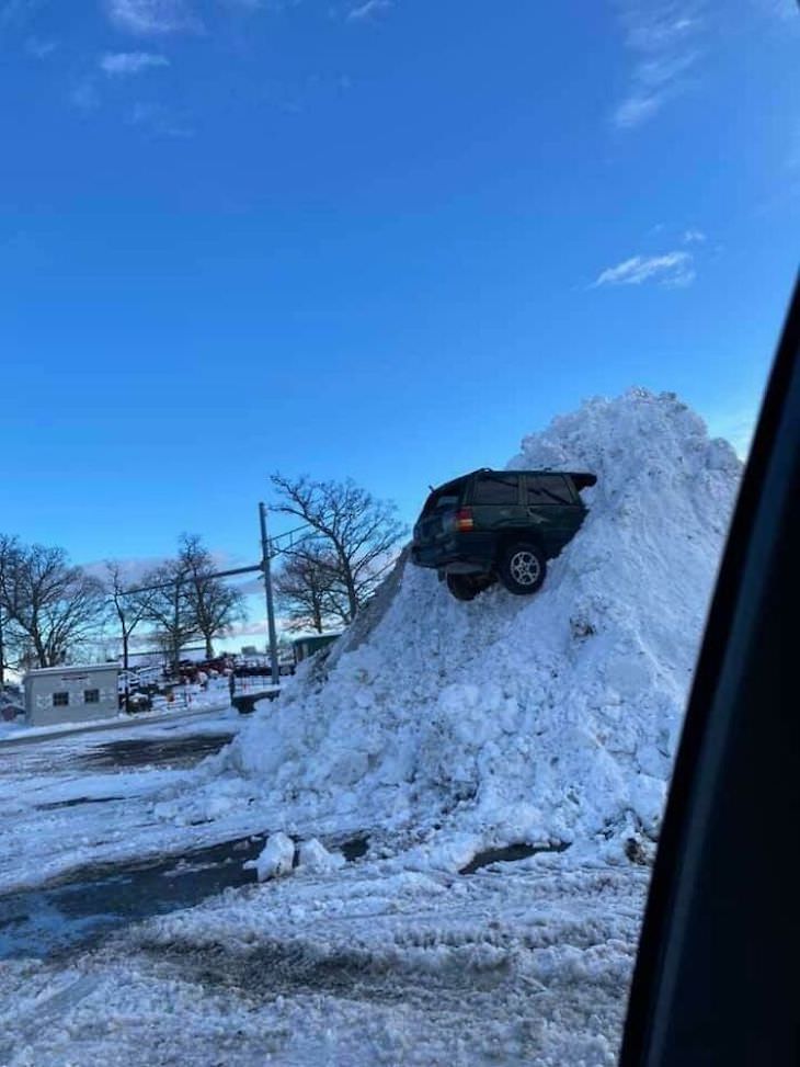 Camioneta atorada en la nieve