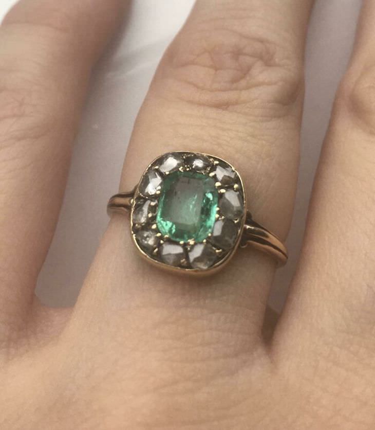 Artículos Antiguos Impresionantes Un anillo antiguo de oro de 18 kilates con esmeraldas y diamantes