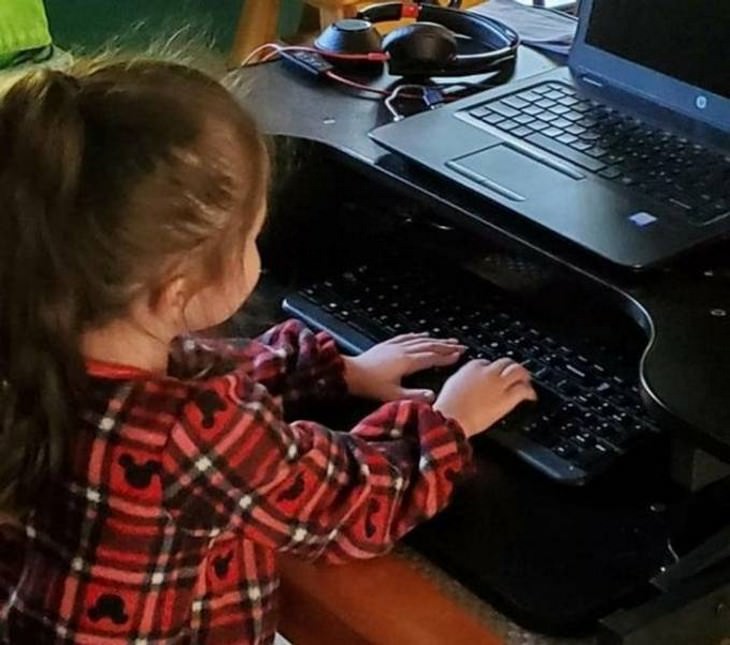 15 Fotos Que Demuestran El Amor Puro De Los Niños Niña en la computadora