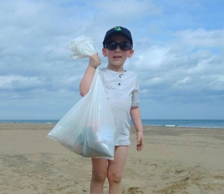 15 Fotos Que Demuestran El Amor Puro De Los Niños Niño ayuda a limpiar la playa