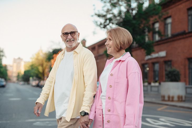 Rutina de caminata para personas mayores Pareja de personas mayores caminando por el vecindario