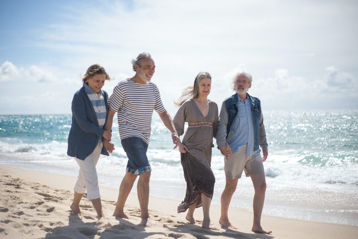 Rutina de caminata para parejas mayores caminando por la playa