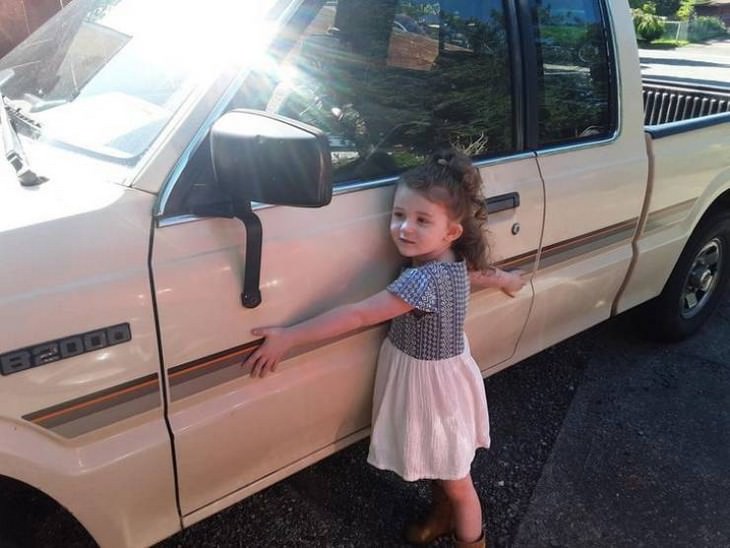 15 Fotos Que Demuestran El Amor Puro De Los Niños Niña abrazando a una camioneta