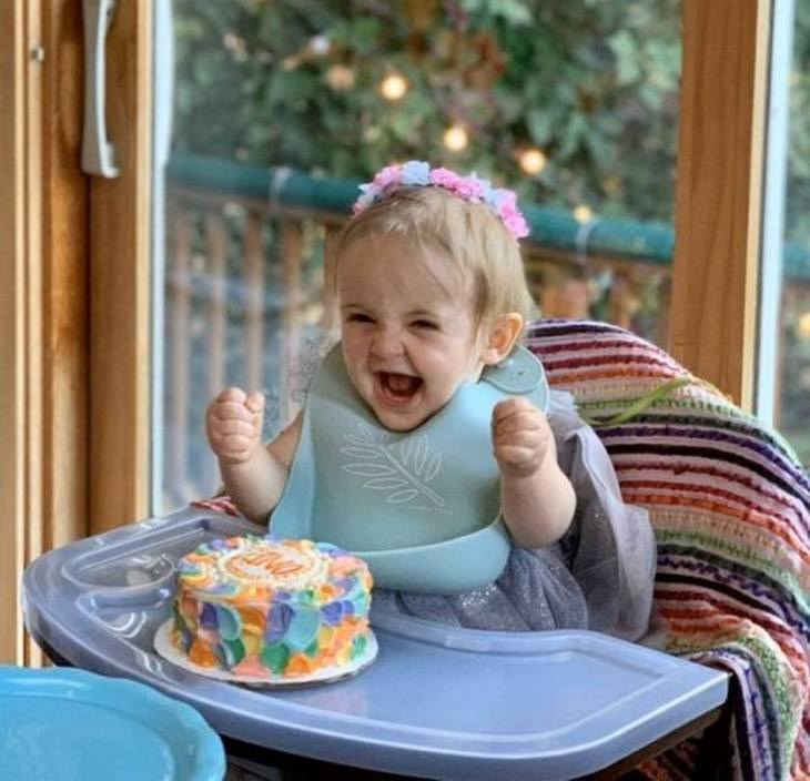 15 Fotos Que Demuestran El Amor Puro De Los Niños Reacción de una niña ante su primer pastel de cumpleaños