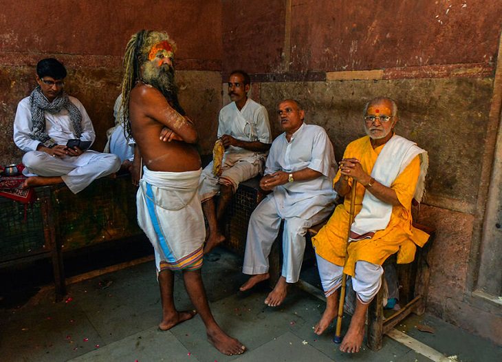 “Un sacerdote y los lugareños” por Robi Chakraborty