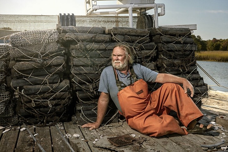 “El hombre de las ostras en el muelle después de un día de trabajo” por Nicola Ducati