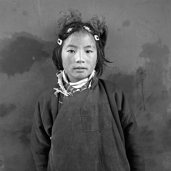 “Joven tibetana” por Larry Snider