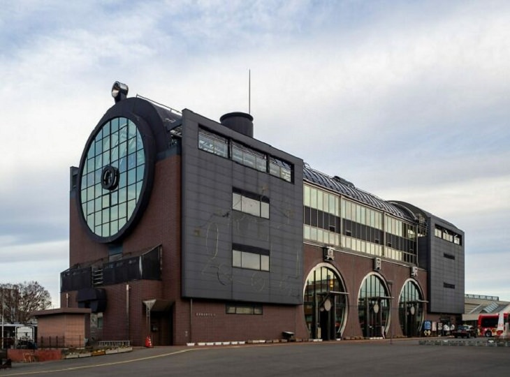 Edificios Extraños y Extravagantes El edificio de la estación Mōka en Japón 