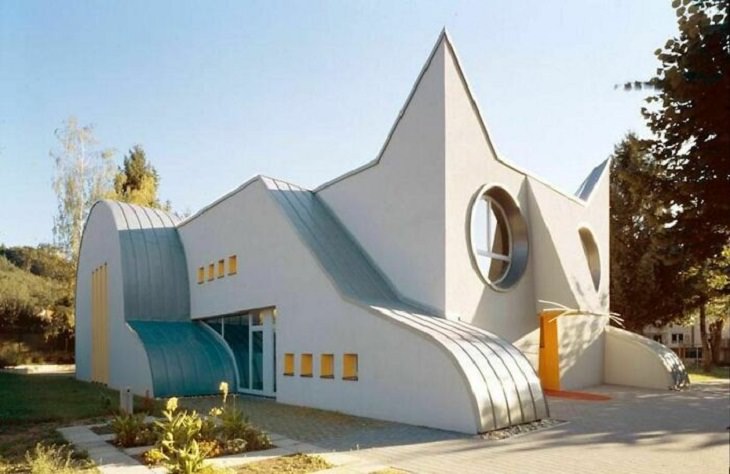 Edificios Extraños y Extravagantes Un jardín de niños con forma de gato en Alemania