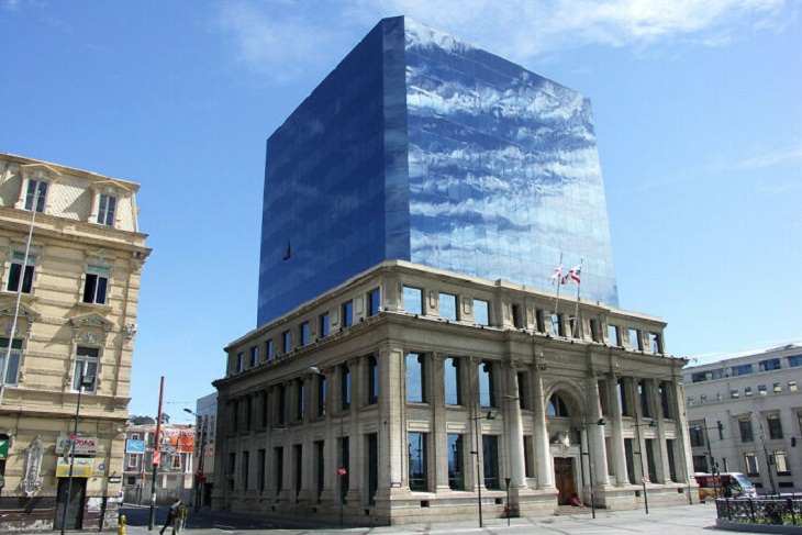 Edificios Extraños y Extravagantes Hermoso edificio de una naviera chilena en Valparaíso, Chile