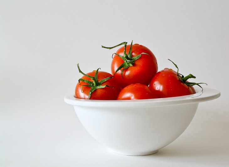 Eliminación de manchas de tomate tazón de tomates