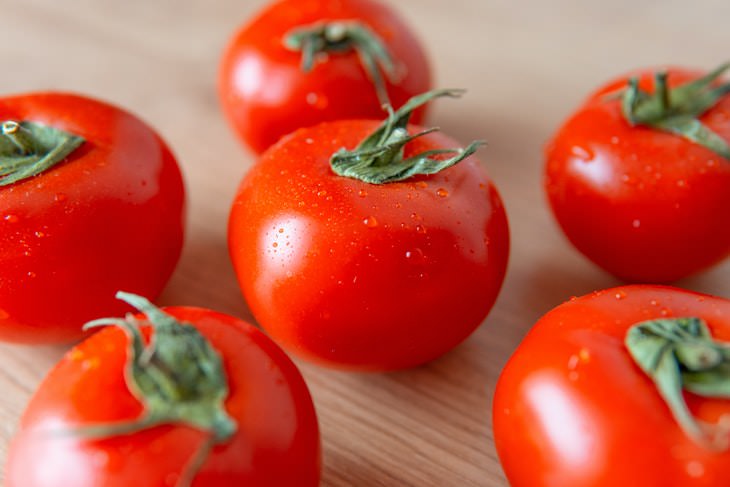 Eliminación de manchas de tomate, tomates frescos