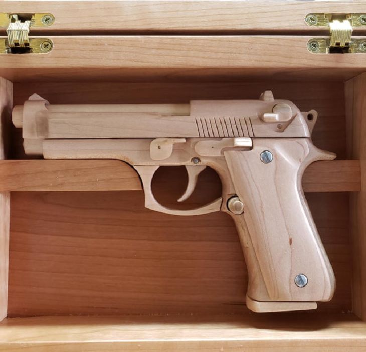 Arte En Madera Una pistola Beretta M9 hecha completamente de madera 
