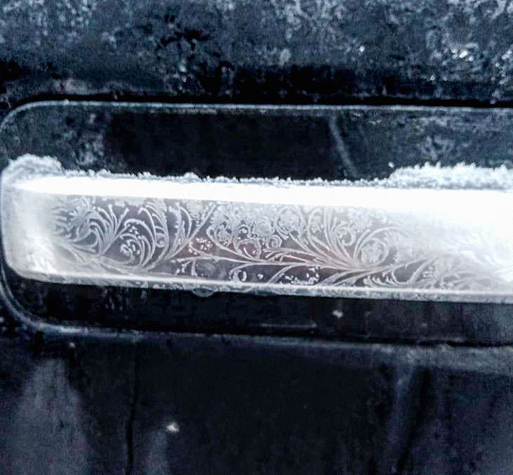 La manija de la puerta de un camión en una mañana helada
