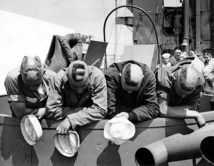 Fotos De Normandía De 1944 Los soldados de la Marina de los EE. UU. se afeitaron la cabeza para deletrear la palabra HELL en inglés (Infierno)