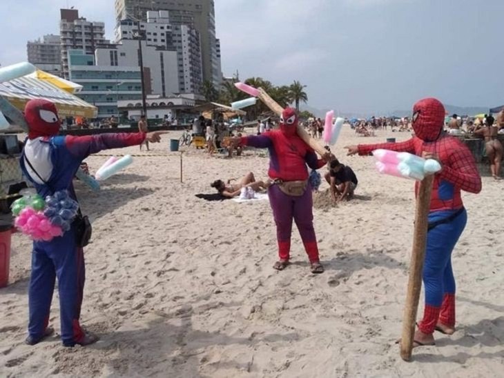 Life in Brazil, Cotton candy sellers on the beach
