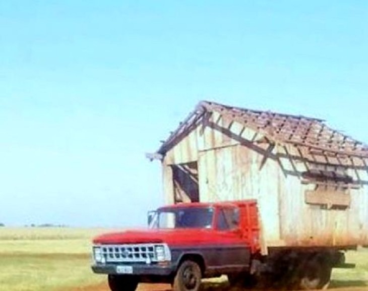 Life in Brazil, A truck carrying a wooden house