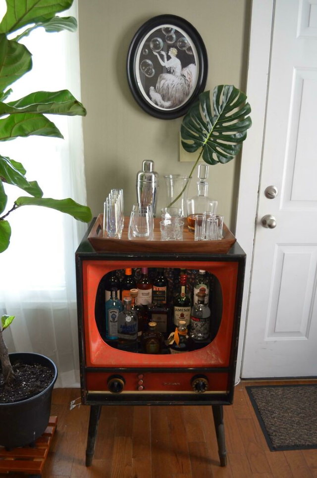 Proyectos De Reciclaje Bar elegante hecho de un televisor antiguo