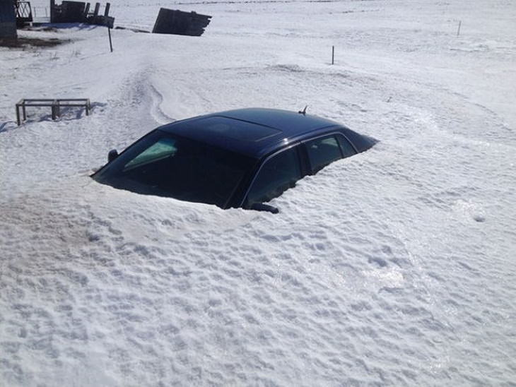 Sólo en Canadá Fotos coche enterrado en la nieve