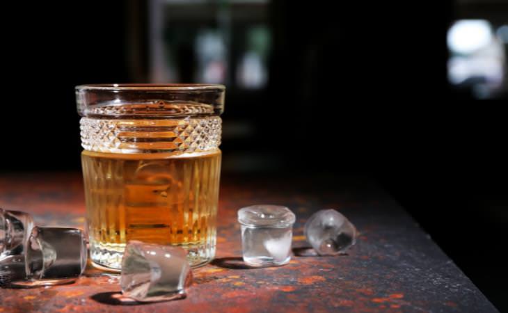 Aperitivos y Digestivos Bebida alcohólica en vaso de cristal con hielos