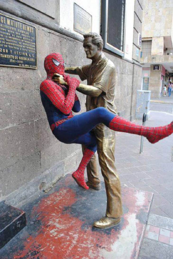 iInterección de humanos con estatuas, hombre araña