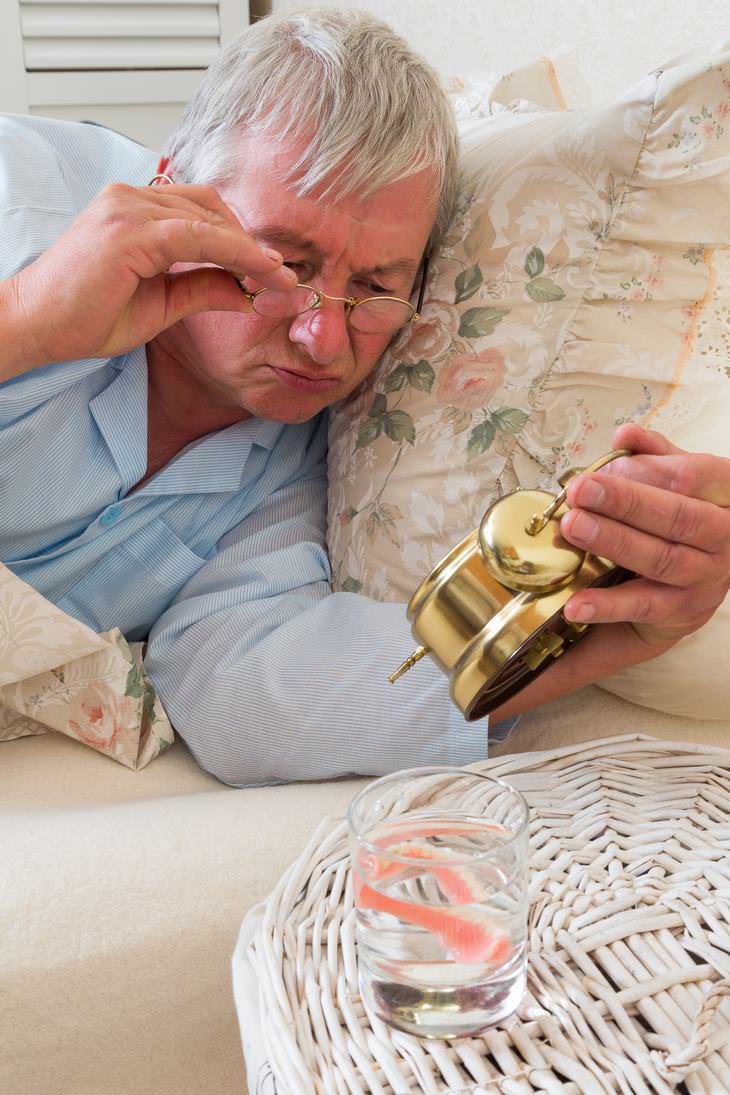 Falta De Sueño En Las Personas Mayores Puede Provocar Demencia Adulto mayor mirando el despertador