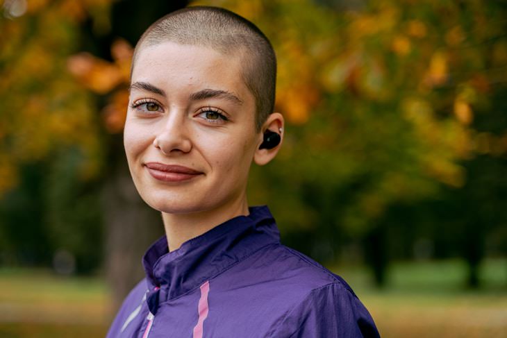 Mitos sobre el cáncer de mama mujer con el pelo corto sonriendo