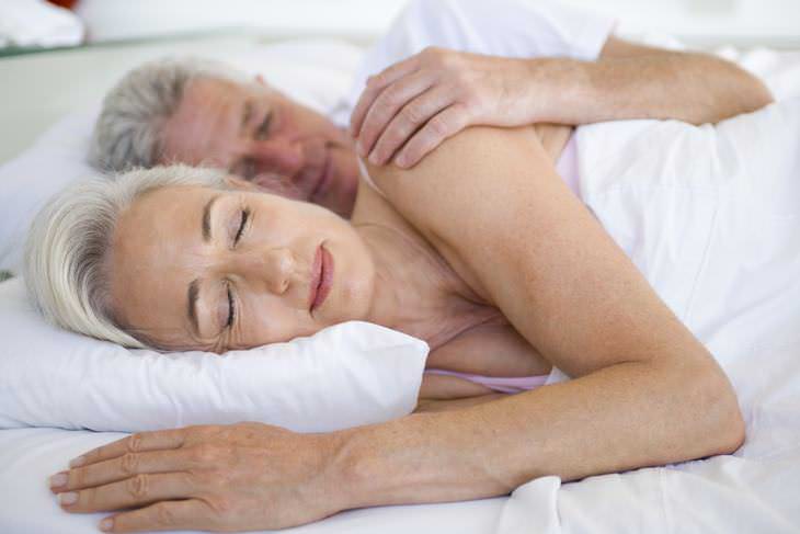 Falta De Sueño En Las Personas Mayores Puede Provocar Demencia Pareja de adultos mayores durmiendo