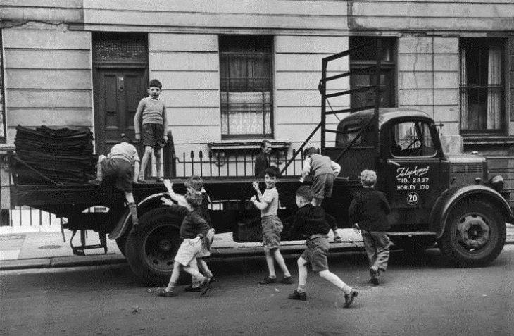Niños Jugando En Las Calles De Londres Niños arriba de una camioneta