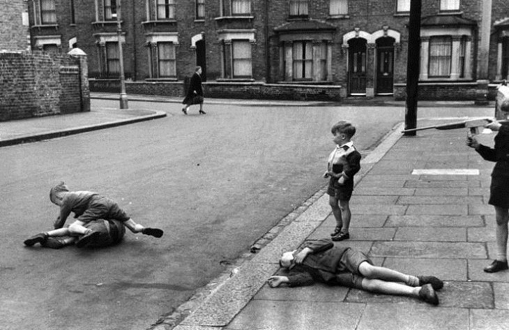 Niños Jugando En Las Calles De Londres Niños jugando a policías y ladrones