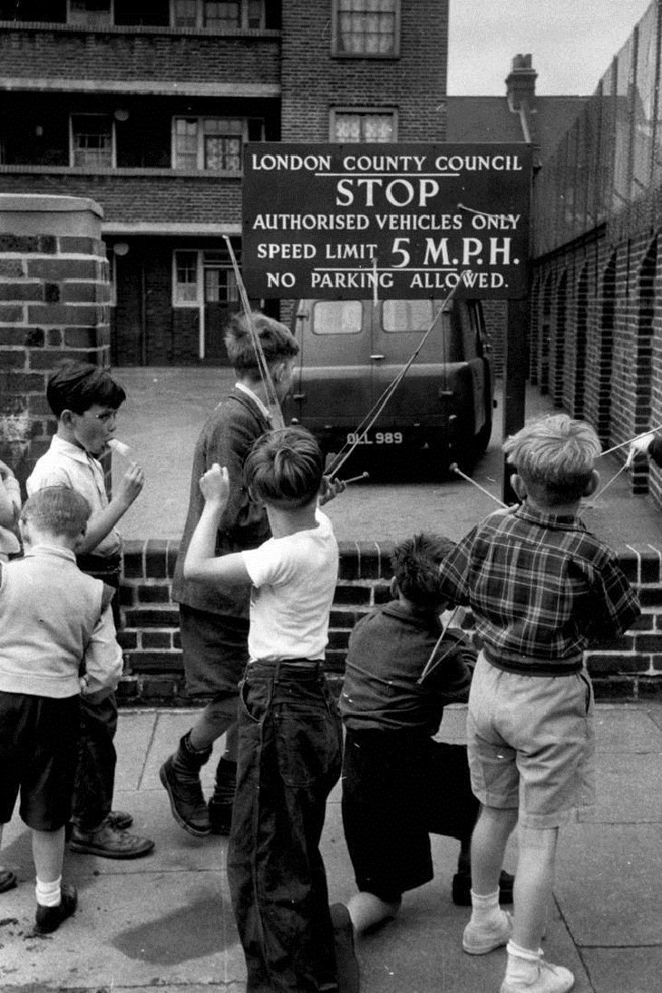 Niños Jugando En Las Calles De Londres Niños jugando con arcos y flechas en las calles