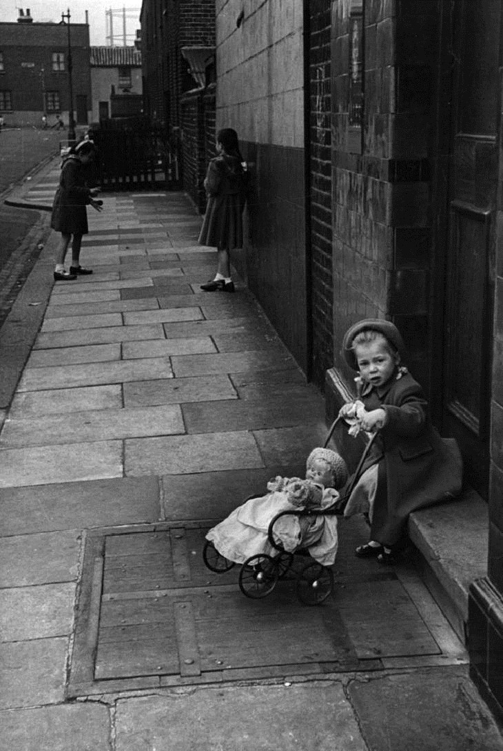 Niños Jugando En Las Calles De Londres Una niña con su muñeca